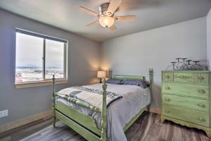 Katil atau katil-katil dalam bilik di Spacious Saratoga Condo with Mountain Views!