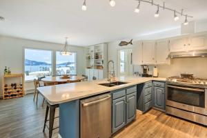 uma cozinha com armários brancos e uma grande ilha de cozinha em Anacortes Home with Views of Puget Sound em Anacortes