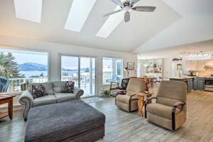 uma sala de estar com um sofá e cadeiras e uma ventoinha de tecto em Anacortes Home with Views of Puget Sound em Anacortes