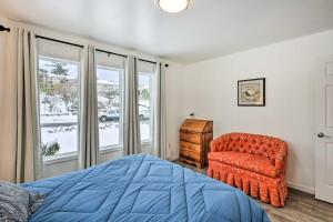 um quarto com uma cama, uma cadeira e uma janela em Anacortes Home with Views of Puget Sound em Anacortes