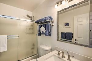uma casa de banho com um lavatório, um chuveiro e um espelho. em Anacortes Home with Views of Puget Sound em Anacortes