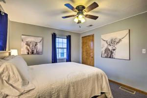 - une chambre avec un lit et un ventilateur de plafond dans l'établissement Pet-Friendly Clarksville Home with Central AandC, à Clarksville