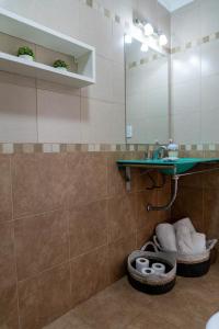 a bathroom with a sink and a mirror at Departamento Laura con Cochera in Villa María