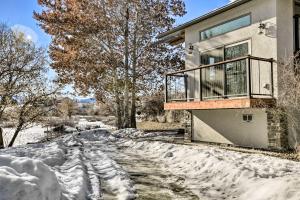 een huis met een balkon op een met sneeuw bedekte oprit bij Stunning Sheridan Ranch Villa Mountain View! in Sheridan