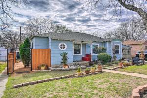 uma casa azul com uma cerca num quintal em Bright Texas Cottage Near San Antonio Zoo! em San Antonio