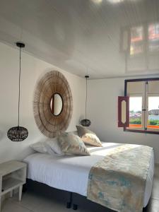 1 dormitorio con 1 cama grande y espejo en Hotel Terra Tacuara, en Armenia