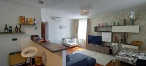 sala de estar con mesa y sala de estar con sofá en SEA PEARL (PERLA MARINA) en Livorno