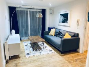 a living room with a couch and a table at One bedroom apartment near Dalston Station in London