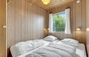 sypialnia z 2 łóżkami bez ścielenia i oknem w obiekcie Lovely Home In Slagelse With Kitchen w mieście Slagelse
