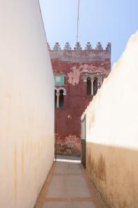 an alley between two walls with a building in the background at La Bella Annacapri in Anacapri