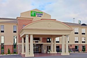 a front view of a hotel with a building at Holiday Inn Express Hotel & Suites Franklin, an IHG Hotel in Franklin
