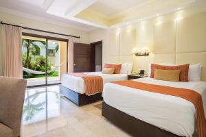 Habitación de hotel con 2 camas y ventana en Dreams Tulum Resort & Spa, en Tulum