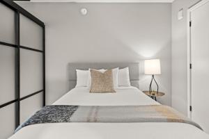 מיטה או מיטות בחדר ב-Coda on Half, a Placemakr Experience - Navy Yard