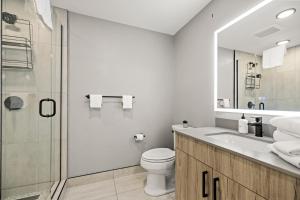 ワシントンにあるCoda on Half, a Placemakr Experienceのバスルーム(トイレ、洗面台、シャワー付)