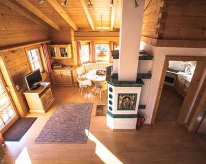 een keuken en een woonkamer van een blokhut bij Chalet Obenland Panorama Aussicht Kitzbühler Alpen in Bramberg am Wildkogel