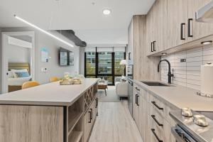 מטבח או מטבחון ב-Coda on Half, a Placemakr Experience - Navy Yard