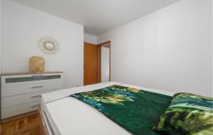 Posteľ alebo postele v izbe v ubytovaní Lovely Home In Vabriga With Wifi