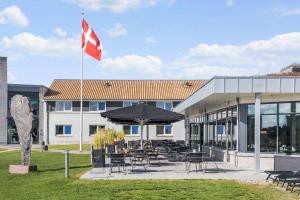 una bandera canadiense ondeando frente a un edificio en Best Western Plus Hotel Fredericia, en Fredericia