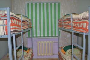 Двухъярусная кровать или двухъярусные кровати в номере Хостел Как Дома