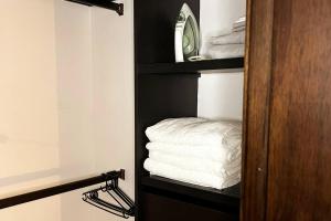 y baño con armario y toallas. en Apartamento en Medellín, laureles, en Medellín