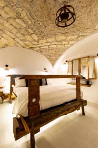 una camera con letto e soffitto in pietra di Crobi Museum and Suites a Cagliari