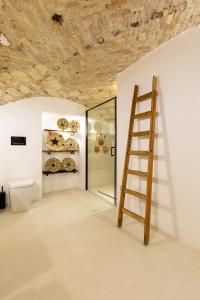 Una escalera en una habitación con platos en la pared en Crobi Museum and Suites en Cagliari