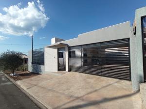 ein Gebäude mit zwei Garagentüren auf der Seite in der Unterkunft Casa grande em arapongas in Arapongas