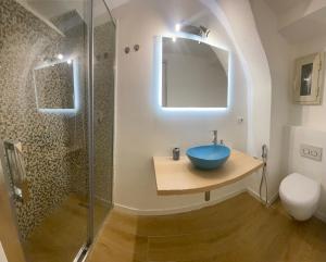 A bathroom at Casa accanto teatro