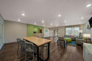 una cucina e un soggiorno con tavolo e sedie di WoodSpring Suites Wesley Chapel-Tampa a Wesley Chapel