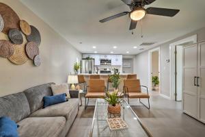 ein Wohnzimmer mit einem Sofa und einem Tisch in der Unterkunft Phoenix Vacation Rental Home - Pet Friendly! in Phoenix