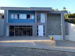 a building with a potted plant in front of it at Conforto em Pomerode in Pomerode