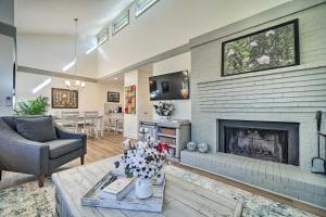 Istumisnurk majutusasutuses Sapphire Home with Grill and Pool Access