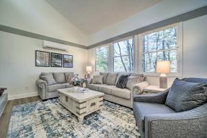 Istumisnurk majutusasutuses Sapphire Home with Grill and Pool Access