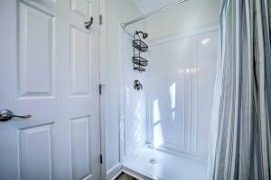 Vannituba majutusasutuses Sapphire Home with Grill and Pool Access