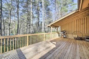 Rõdu või terrass majutusasutuses Sapphire Home with Grill and Pool Access