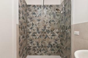 a bathroom with a shower with a tiled wall at Merabulò in Lecce