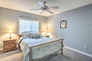 1 dormitorio con 1 cama y ventilador de techo en Bullhead City Home with Game Room!, en Bullhead City