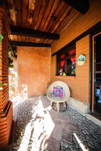 - une terrasse avec une table et un banc dans un bâtiment dans l'établissement Huayápam Yù'ú Lodge, à San Andrés Huayapan