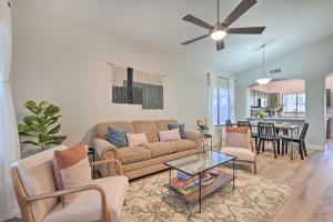 Χώρος καθιστικού στο Private Yard Sunlit Peoria Vacation Rental!