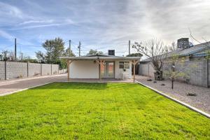 uma casa com um grande quintal em frente em Pet-Friendly Phoenix Vacation Rental with Yard em Phoenix
