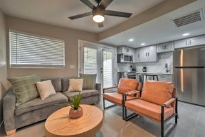 uma sala de estar com um sofá e uma mesa em Pet-Friendly Phoenix Vacation Rental with Yard em Phoenix