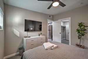 um quarto com uma cama e uma televisão de ecrã plano em Pet-Friendly Phoenix Vacation Rental with Yard em Phoenix