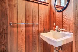 Koupelna v ubytování Walk to Ski Trails Ludlow Home on Okemo Mountain! + 18 fotografií