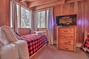 1 dormitorio con 1 cama y TV en una habitación en Cozy Ludlow Home 2 Mi to Okemo Mountain Resort!, en Ludlow