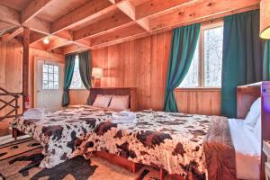 een slaapkamer met een bed met koeienprint in een kamer bij Cozy Ludlow Home 2 Mi to Okemo Mountain Resort! in Ludlow