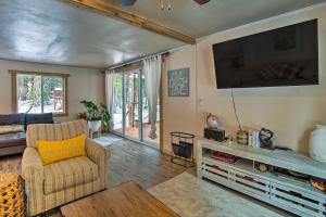 sala de estar con sofá y TV de pantalla plana en Secluded Riverfront Cabin Rental in Easton!, en Pine Glen