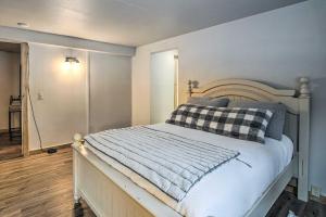 1 dormitorio con 1 cama con manta a cuadros en Secluded Riverfront Cabin Rental in Easton!, en Pine Glen