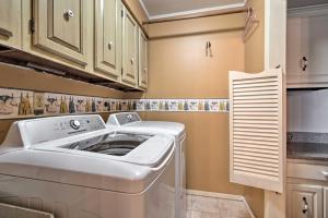 eine kleine Waschküche mit Waschmaschine und Trockner in der Unterkunft Ideally Located Peoria Townhome Pets Allowed in Peoria