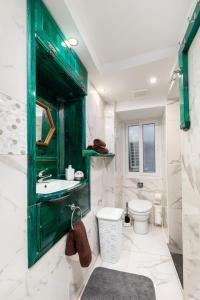 ein Badezimmer mit einem grünen Schrank und einem WC in der Unterkunft Chic, Stylish 1 Bedroom Maisonette - Close to Valletta in Floriana
