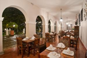 Reštaurácia alebo iné gastronomické zariadenie v ubytovaní Hotel Dann Monasterio